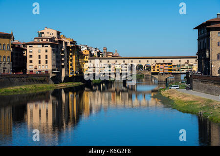 Il ponte vecchio si riflette nel fiume Arno, Firenze Italia Europa UE Foto Stock