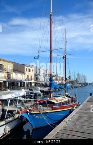 Colorato Yacht in legno ormeggiato nel porto o porto a Mèze o Meze Hérault Languedoc-Roussillon Francia Foto Stock