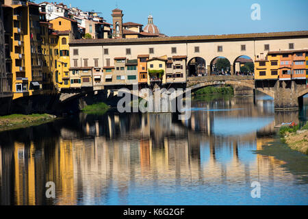 Il ponte vecchio si riflette nel fiume Arno, Firenze Italia Europa UE Foto Stock