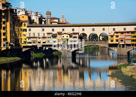 Il ponte vecchio si riflette nel fiume Arno, Firenze Italia Europa UE Foto Stock