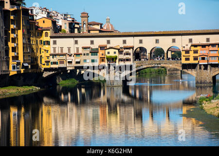 Il ponte vecchio si riflette nel fiume Arno, Firenze Italia Europa UE Foto Stock