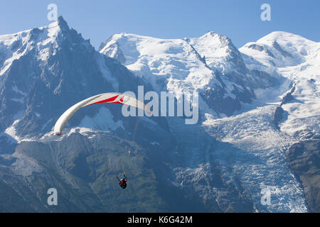 Parapendio volare al di sopra della valle di Chamonix con spettacolari vedute sul Mont Blanc gamma, Chamonix Haute Savoie, Francia Foto Stock