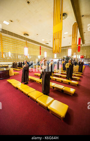 I monaci la preghiera nel jeweled hall di 10.000 buddha, ukiah, california, Stati Uniti d'America Foto Stock