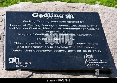 Una lapide commemorativa per l'apertura di Gedling country park, un ex miniera di carbone sito, Nottinghamshire, Inghilterra, Regno Unito. Foto Stock