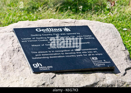 Una lapide commemorativa per l'apertura di Gedling country park, un ex miniera di carbone sito, Nottinghamshire, Inghilterra, Regno Unito. Foto Stock