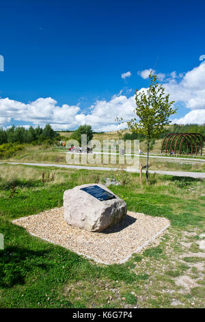 Una lapide commemorativa per l'apertura di Gedling country park, un ex miniera di carbone sito, Nottinghamshire, Inghilterra, Regno Unito. Foto Stock