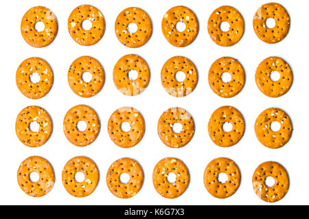Round salato pretzel pattern isolati su sfondo bianco Foto Stock