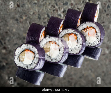 Rotolo con gamberetti, tobiko, crema di formaggio Foto Stock