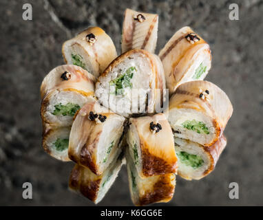 Rotolo con anguilla affumicata, crema di formaggio e cetriolo Foto Stock