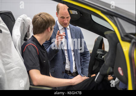 Il duca di cambridge consente di montare un airbag a una Mclaren auto con apprendista di anno nominee, alex machin sul piano della fabbrica, durante una visita alla mclaren del centro di produzione di Woking, Surrey. Foto Stock