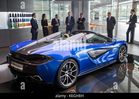 La Gran Bretagna è il principe William duca di cambridge è mostrata una Mclaren 720s durante una visita alla mclaren del centro di produzione di Woking, Surrey. Foto Stock