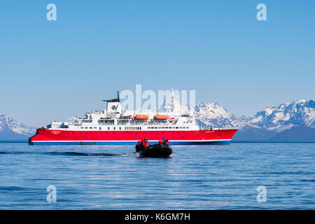 G avventure expedition cruise nave passeggeri in mare in un gommone Zodiac sul nord artico norvegese costa. Helløya, Troms, Norvegia e Scandinavia Foto Stock