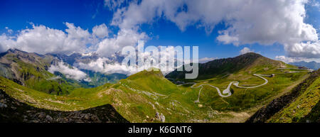Panoramica vista aerea verso il basso nel torbido la valle della Salzach e al punto di vista edelweissspitze dalla sommità del Grossglockner Strada alpina Foto Stock