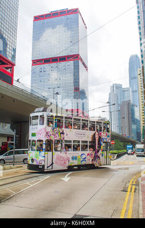 Doppio ponte di tram con grattacieli. tram anche una grande attrazione turistica e una delle più ecologiche modi di viaggiare a Hong kong. Foto Stock