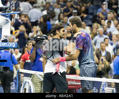 New york, ny, Stati Uniti d'America - 6 settembre 2017: Juan Martin Del Potro di argentina abbraccia roger federer a us open championships a Billie Jean King National Tennis Center Foto Stock