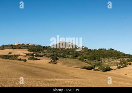 Una vista verso la Rocca d'Orcia in Toscana, Italia Europa UE Foto Stock