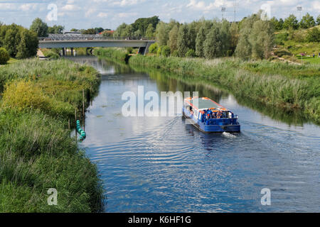 Tour in barca sul fiume Lea vicino a Stratford, Londra Inghilterra Regno Unito Foto Stock