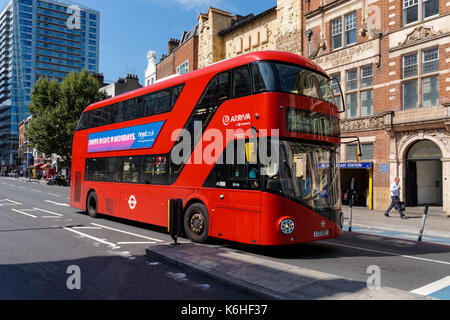 London double decker bus su Whitechapel Road, London, England, Regno Unito, Gran Bretagna Foto Stock