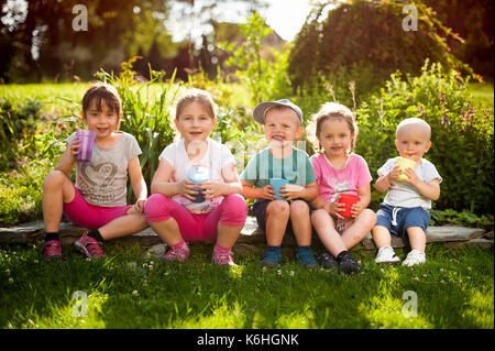 Gemelli si gustano estate Foto Stock