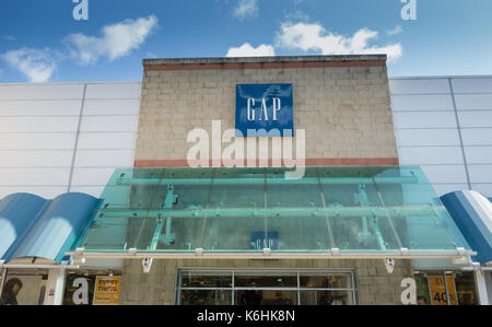 Cartellonistica e ingresso al Gap Store presso Kew Retail Park, Richmond, Surrey, London, TW9, Inghilterra, Regno Unito Foto Stock