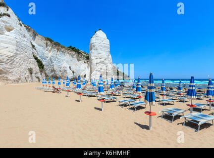 Estate pittoresca spiaggia di Pizzomunno famosa roccia bianca di Vieste, mare del Gargano in Puglia, Italia Foto Stock