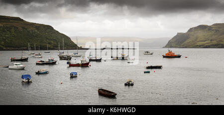 Portree, Scotland, Regno Unito - 20 settembre 2013: le barche sono ormeggiate in portree bay sotto la montagna dell'isola di Skye nel west Highlands della Scozia. Foto Stock