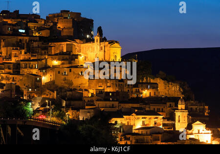 Notte medievale vecchia Ragusa Ibla famos città siciliana vista (Sicilia, Italia). luci della città della famosa destinazione turistica. sito patrimonio mondiale dell'UNESCO. Foto Stock