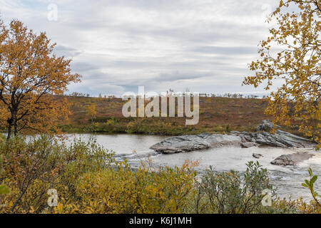 Autunno in montagna in Alta Finnmark con un fiume Foto Stock