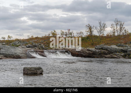 Autunno in montagna in Alta Finnmark con una piccola cascata Foto Stock