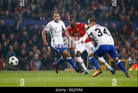 Il manchester united paul pogba (centro) prende un colpo sul traguardo durante la UEFA Champions League, gruppo a una partita a Old Trafford, Manchester. Foto Stock