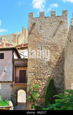 Albarracin, uno del più bel monumento storico di Spagna, nella provincia di Teruel (Spagna). edifici fortificati. torre vicino al portale di Molina Foto Stock