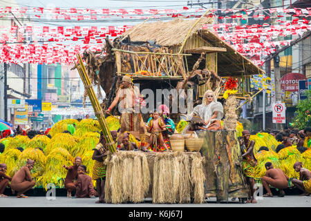 Tribu panayanon eseguendo dinagyang festival, iloilo, Filippine Foto Stock