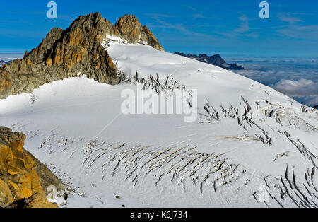 Il picco Aiguille du tour che si eleva al di sopra del ghiacciaio plateau du trient, Vallese, Svizzera Foto Stock