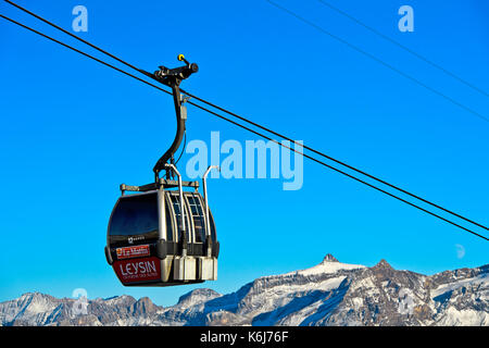 Cabina della funivia leysin-berneuse contro il picco oldenhorn, les Diablerets massiccio, Leysin, Vaud, Svizzera Foto Stock