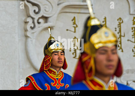 Guardsman della Mongolia le forze armate guardia onorario in tradizionale uniforme, Ulaanbaatar, in Mongolia Foto Stock