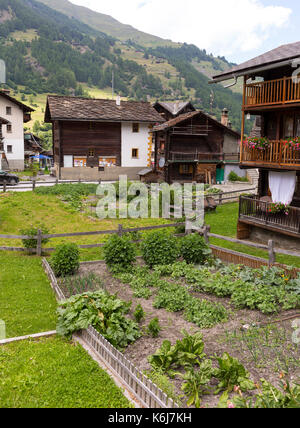 Les hauderes, Svizzera - Giardino e case tradizionali, in Alpi Pennine. Foto Stock