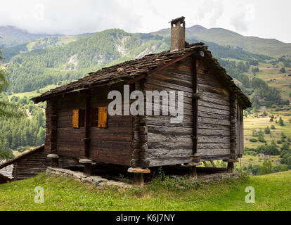 Les hauderes, Svizzera - cabina tradizionale alpi Pennine. Foto Stock