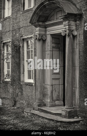 Una chiusura del portale in pietra e pilastri di un edificio georgiano nel lancashire antica città di Lancaster, Inghilterra, Regno Unito in bianco e nero. Foto Stock