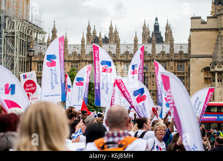 I rottami il cappuccio protesta - migliaia di infermieri si riuniranno presso la piazza del Parlamento, Londra, alla campagna contro il governo il 1% le retribuzioni del settore pubblico cap. Foto Stock