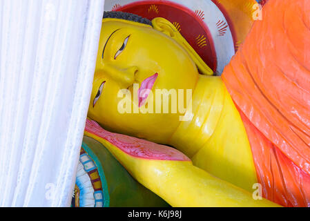 Buddha reclinato statua all'interno abhayagiri dagoba in anuradhapura, sri lanka. anuradhapura era un grande monastero del buddismo Foto Stock