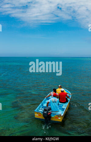 I passeggeri di prendere un taxi da un dock a West End a West Bay Roatan, Honduras. Foto Stock