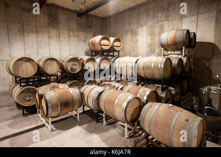 Botti di vino nella cantina, Delaplane, Virginia, Stati Uniti d'America Foto Stock