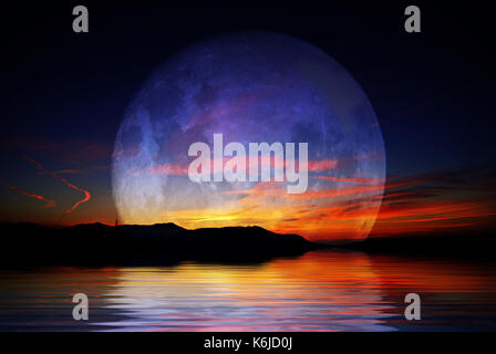 Artista vista di una luna su un orizzonte colorato Foto Stock