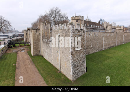 La torre di Londra è un castello storico situato sulla riva nord del fiume Tamigi nel centro di Londra Foto Stock