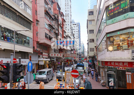 Hong Kong, Cina - 28 aprile; occupato la strada affollata in hong kong con molti pedoni a piedi attorno a Hong Kong, Cina - 28 aprile 2017: tipico hong Foto Stock
