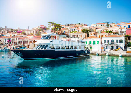Yachts su acqua e lasciato nel porto di mare Foto Stock