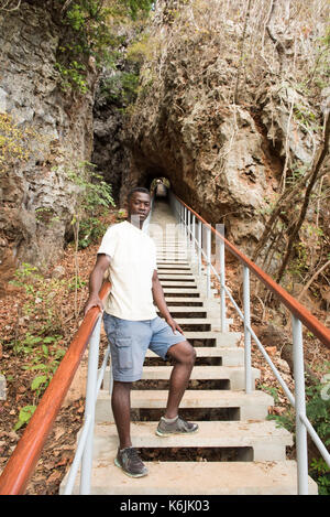 Scale attraverso le storiche tunnel utilizzati al carrello materiali per costruire una fortezza sulla cima della montagna francese, Antsiranana, Diego Suarez, Madagascar Foto Stock