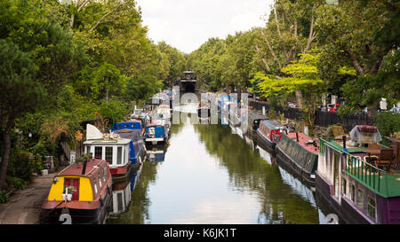 London, England, Regno Unito - 29 agosto 2016: narrowboats tradizionale e case galleggianti ormeggiate sul Regent's Canal a little venice nella zona ovest di Londra. Foto Stock