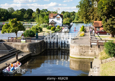 Reading, in Inghilterra, Regno Unito - 29 agosto 2016: il weir e bloccare sul fiume Tamigi a goring in Berkshire. Foto Stock