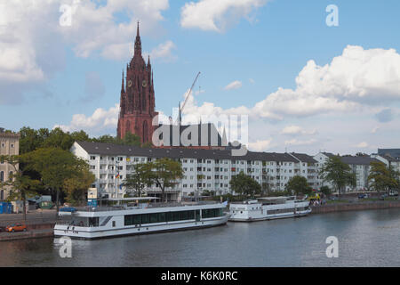 Fiume, argine, motoscafi e cattedrale. Francoforte sul meno, Germania Foto Stock